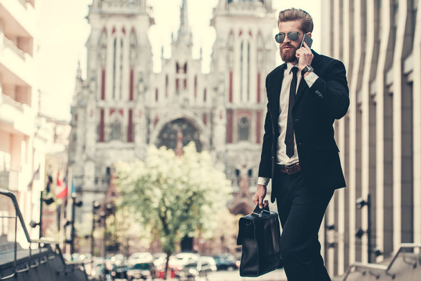 Businessman in the city - Фото, изображение