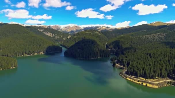 Panoramablick vom Seeufer am Fuße des herrlichen Bucegi-Gebirges - Filmmaterial, Video