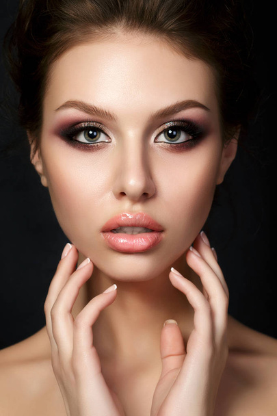 Portrait of young beautiful woman with evening make up - Foto, Imagen