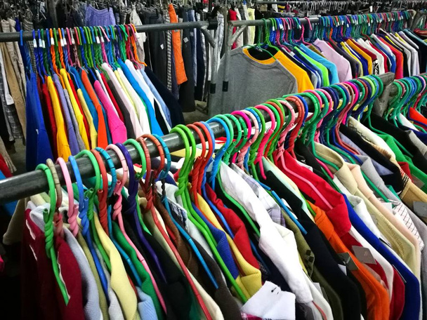 Τα μεταχειρισμένα ρούχα στην αγορά - Φωτογραφία, εικόνα