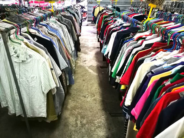 La ropa de segunda mano en el mercado
 - Foto, Imagen