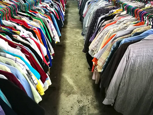 La ropa de segunda mano en el mercado
 - Foto, Imagen