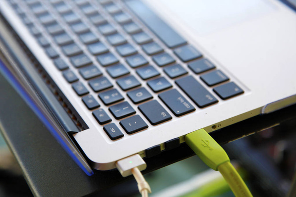USB-kabel en laptop - Foto, afbeelding