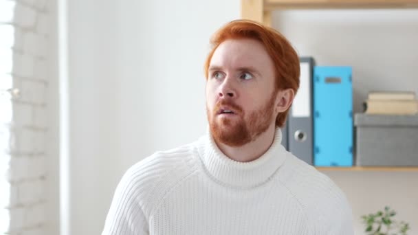 Homem assustado confuso com cabelos vermelhos, com medo
 - Filmagem, Vídeo