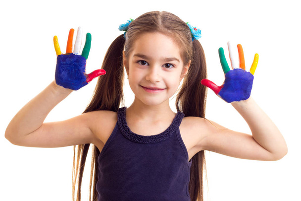 Petite fille avec des mains colorées
 - Photo, image