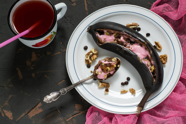Banány, pečený na grilu s čokoládové kapky a marshmallow  - Fotografie, Obrázek