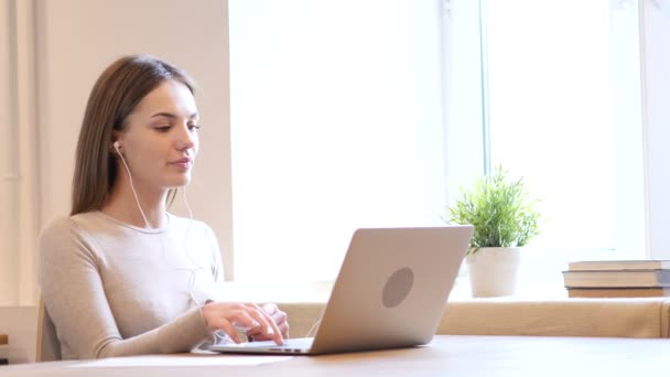 Video Chat na Laptop ženské návrhářem - Záběry, video