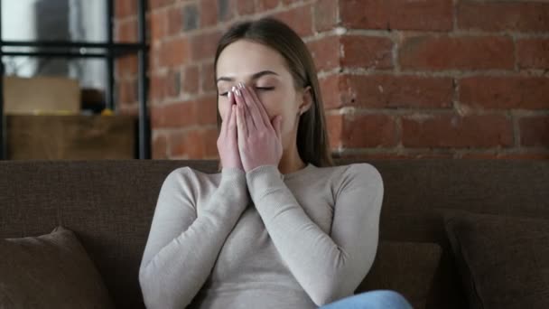 病気の女の子の咳、のどの感染症を持つ女性 - 映像、動画