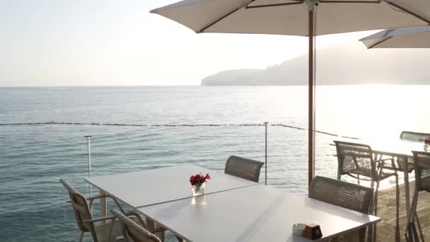 Caffè vicino al mare. Il tavolo del ristorante sulla spiaggia. Lun.
 - Filmati, video