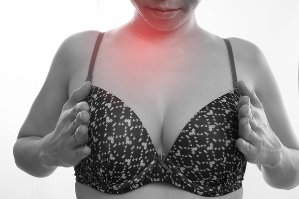 junge Frau in sexy BHs berührt Brust auf isoliertem weißen Rücken - Foto, Bild