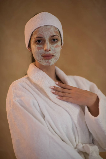 Kobieta kurort stosowaniu maska do twarzy - Zdjęcie, obraz