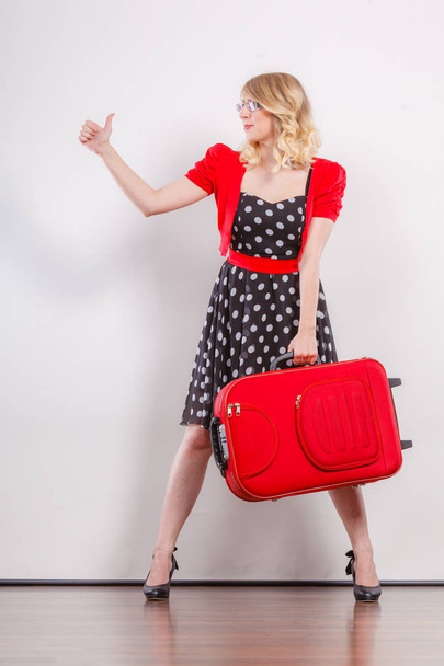 woman with red suitcase hitchhiking - Foto, Imagem
