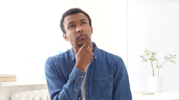 Denken, Brainstorming junger afroamerikanischer Mann, Porträt - Filmmaterial, Video