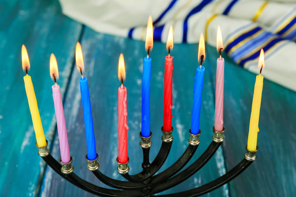 Hanukkah con menorah tradicional
 - Foto, imagen