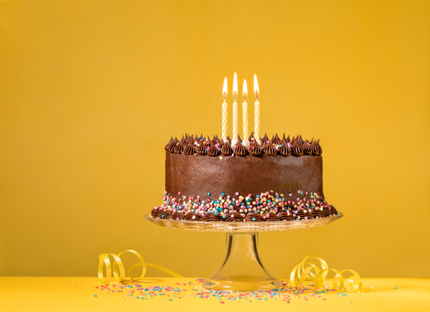 Gâteau d'anniversaire au chocolat sur jaune
 - Photo, image