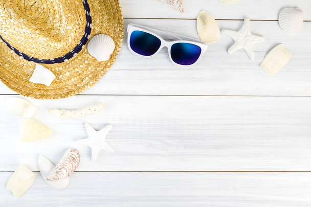 Accesorios de playa de verano (gafas de sol blancas, estrellas de mar, sombrero de paja, sh
 - Foto, Imagen