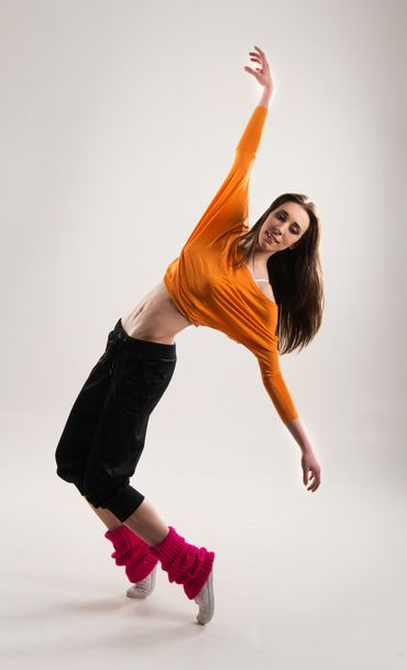 Young and attractive modern dancer - Фото, изображение