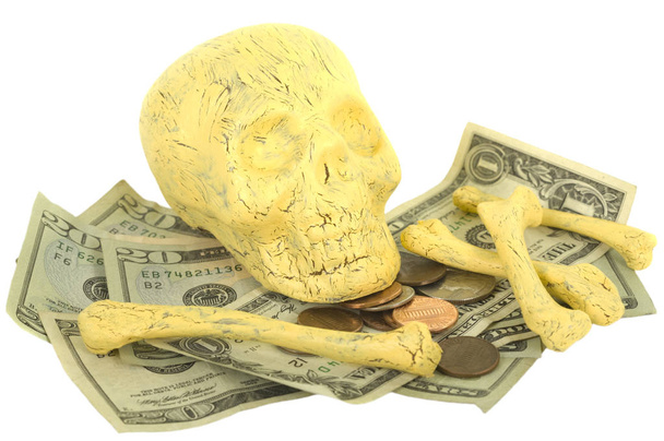 Calavera y huesos con dinero
 - Foto, imagen