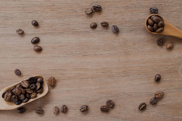 kávová zrna izolované na dřevo poza - Fotografie, Obrázek