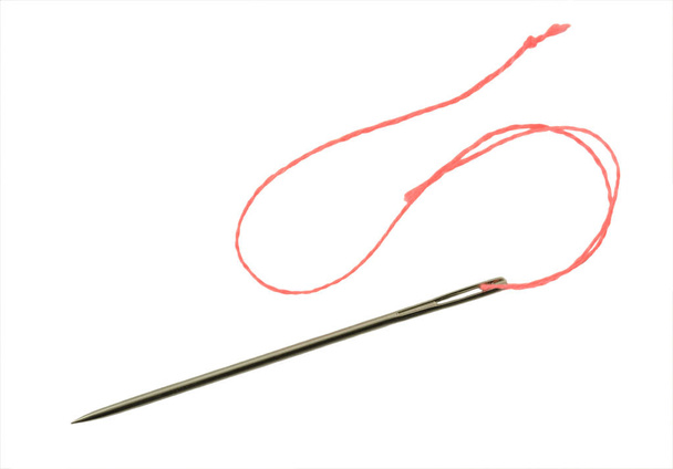 Agulha com fio vermelho
 - Foto, Imagem