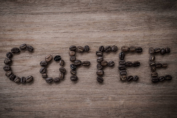 木材比較に分離されたコーヒー豆 - 写真・画像