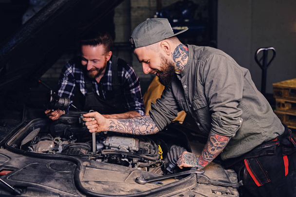 Mechanik repariert den Motor des Autos - Foto, Bild