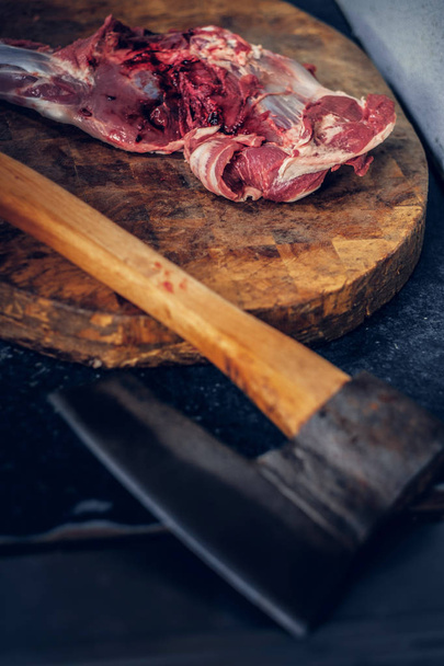 斧と新鮮な肉の部分 - 写真・画像