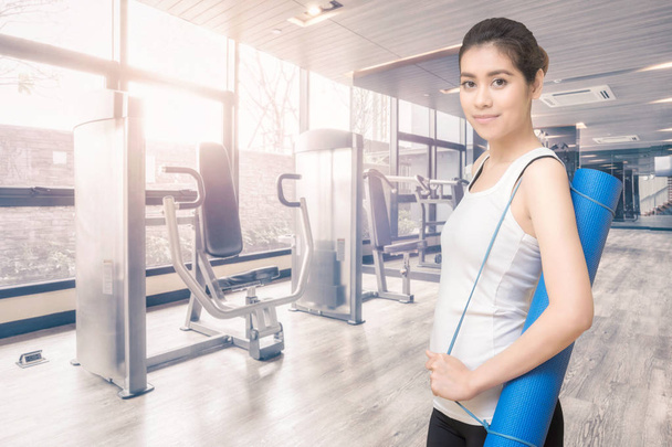Asiatique femme en bonne santé prêt à exercer à la salle de sport
 - Photo, image
