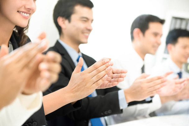 Grupo de empresários aplaudindo na reunião
 - Foto, Imagem
