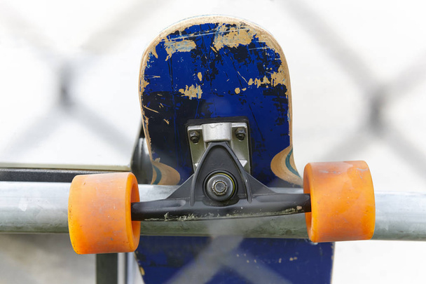 スケート ボードの詳細とスケーター。ストリート都市背景。屋外  - 写真・画像