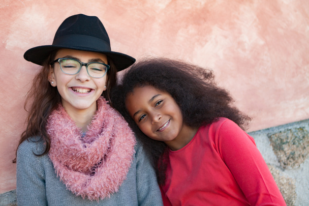 Két tini lányok elegáns kalap - Fotó, kép