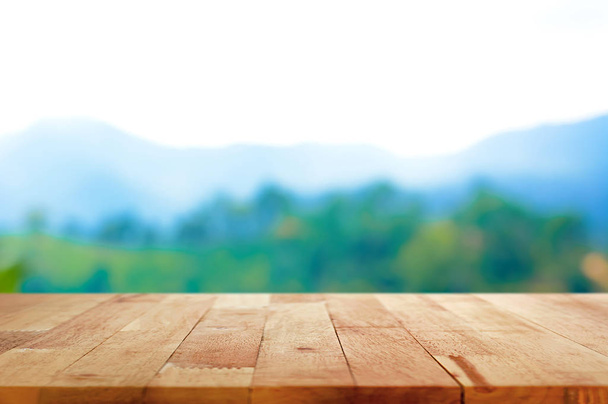 Holz Tischplatte auf verschwommenem Berg Hintergrund - Foto, Bild