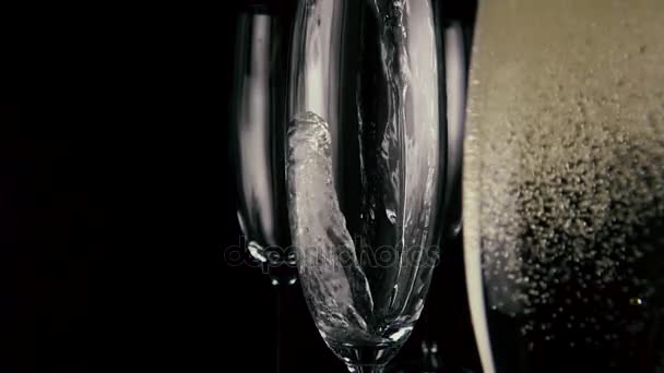 Zeitlupe. Champagner wird in eines von drei Gläsern gegossen - Filmmaterial, Video