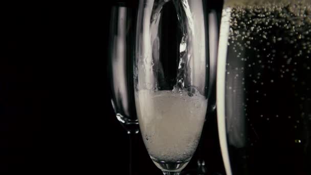 Lassú mo. Az egyik a három pohár önti a pezsgő bor - Felvétel, videó