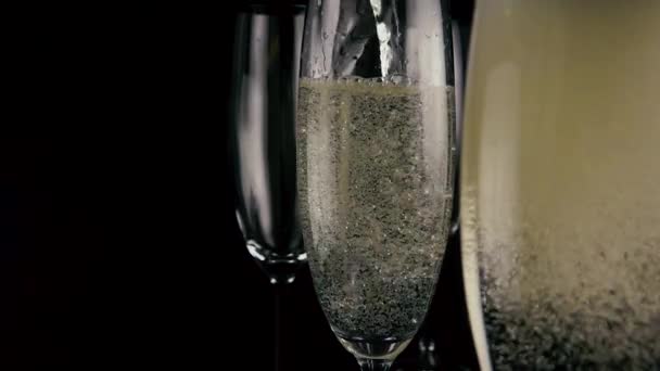 En primer plano una copa de champán con burbujas fuera de foco. Lento mo
 - Metraje, vídeo