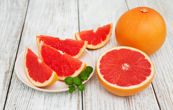 Gesneden van rijpe grapefruits - Foto, afbeelding