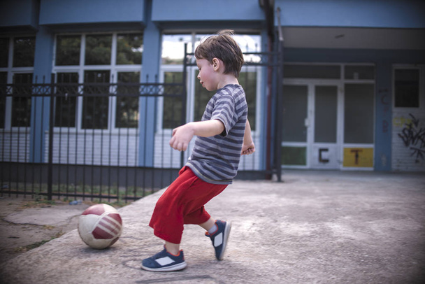 Un chico con una pelota
 - Foto, imagen