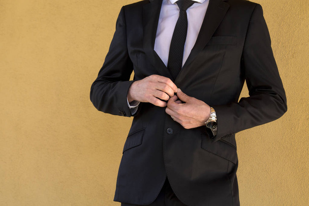 Ο άνθρωπος στο κοστούμι δένοντας ένα κουμπί για το σακάκι - Φωτογραφία, εικόνα