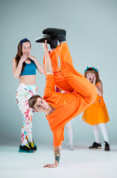 Group of man, woman and teens dancing hip hop choreography - Foto, Bild
