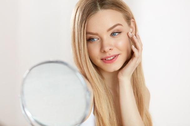 Beauty Face Care. Girl With Healthy Skin Looking In The Mirror - Foto, Imagem