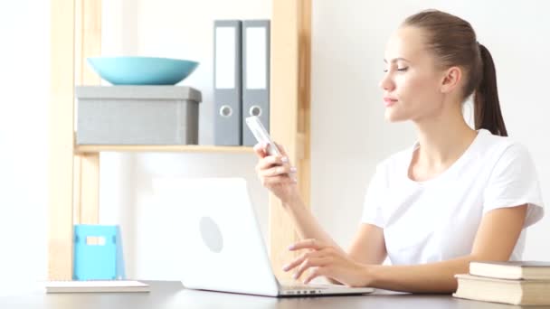 Vrouw met behulp van Smartphone applicaties op het werk in Office - Video