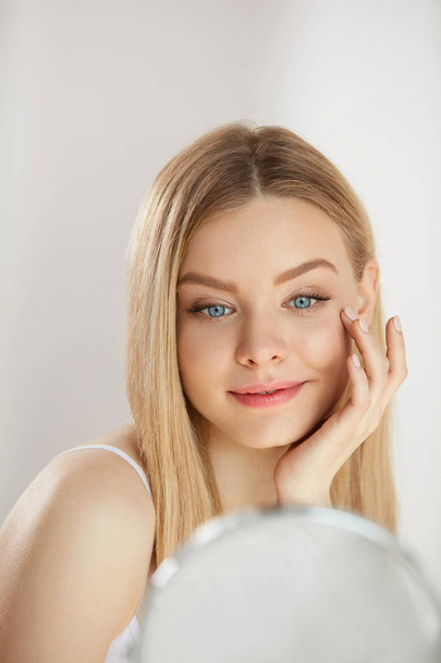 Beauty Face Care. Girl With Healthy Skin Looking In The Mirror - Foto, imagen