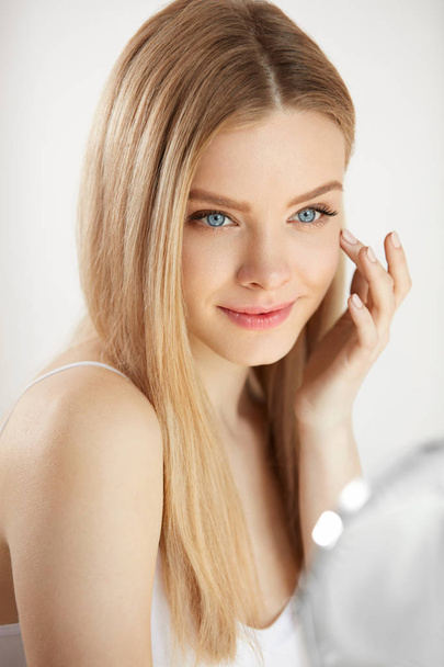 Beauty Face Care. Girl With Healthy Skin Looking In The Mirror - Foto, immagini