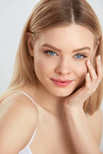 Woman Beauty Face. Portrait Girl With Soft Skin, Natural Makeup - Foto, afbeelding