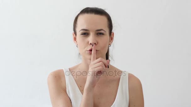 Proszę, milczenia palec na ustach piękna młoda kobieta, portret - Materiał filmowy, wideo