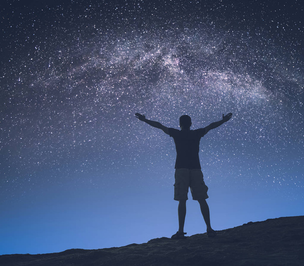 Muž Mléčné dráhy v hvězdnou oblohu. Instagram stylizace - Fotografie, Obrázek