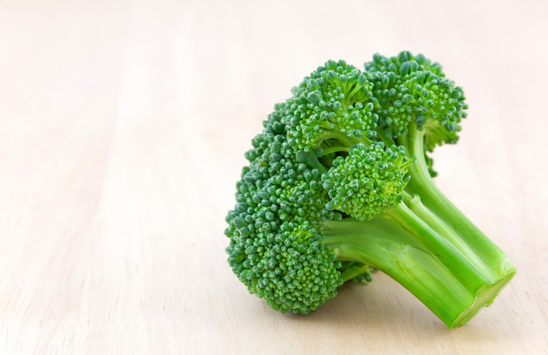 Fresh broccoli on desk - Φωτογραφία, εικόνα