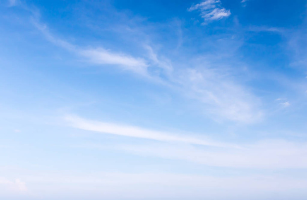 Nube blanca esponjosa en el cielo azul
 - Foto, Imagen