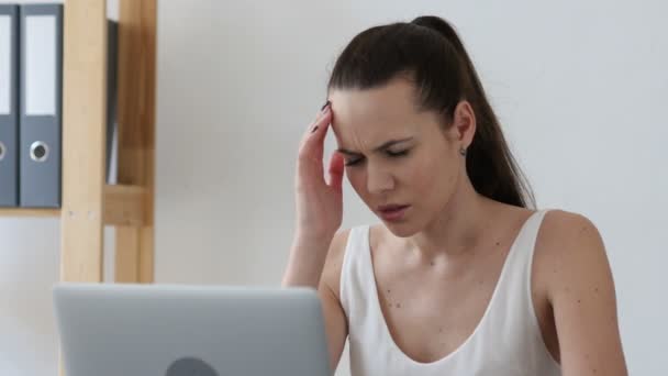 Hoofdpijn, gefrustreerd vrouw aan het werk in Office - Video