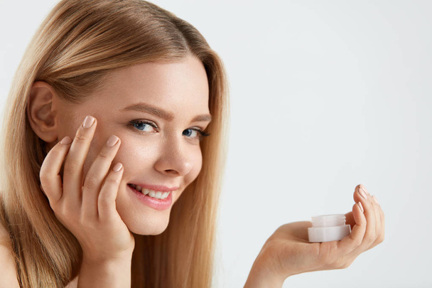 Woman Face Skin Care. Girl Applying Cream Under Eyes - Fotó, kép